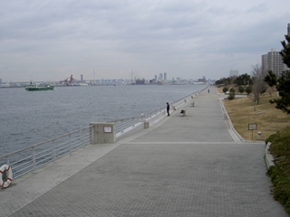 大阪港を眺める